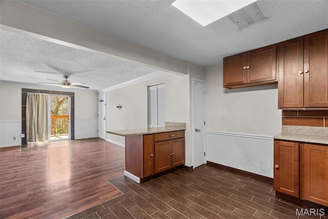 2793 Blackforest Dr Unit B, Saint Louis, MO 63129 - kitchen with a textured ceiling, a peninsula, open floor plan, dark wood-type flooring, and a ceiling fan