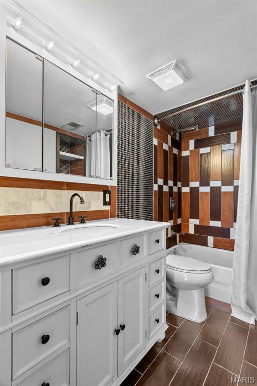 2793 Blackforest Dr Unit B, Saint Louis, MO 63129 - bathroom with toilet, vanity, shower / bathtub combination with curtain, and decorative backsplash