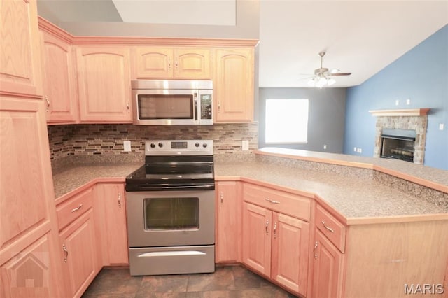 23332 Righteous Ln, Waynesville, MO 65583 - kitchen featuring stainless steel appliances, light brown cabinetry, a peninsula, a ceiling fan, and tasteful backsplash