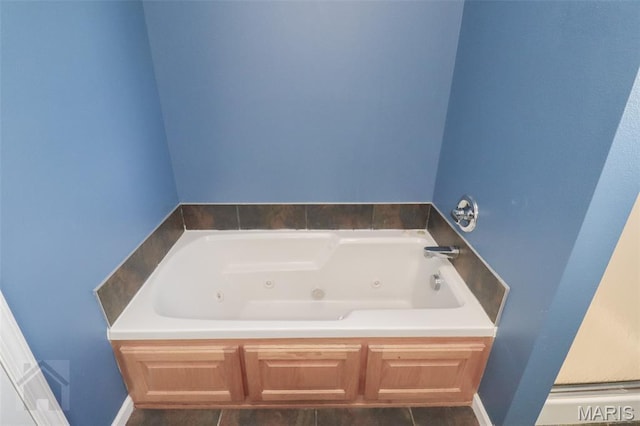 23332 Righteous Ln, Waynesville, MO 65583 - bathroom featuring a jetted tub