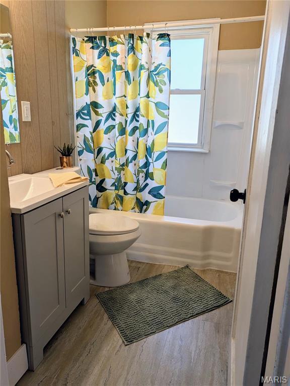 330 N Floridale Ave, Saint Louis, MO 63135 - full bath featuring wood finished floors, toilet, vanity, and shower / bath combo