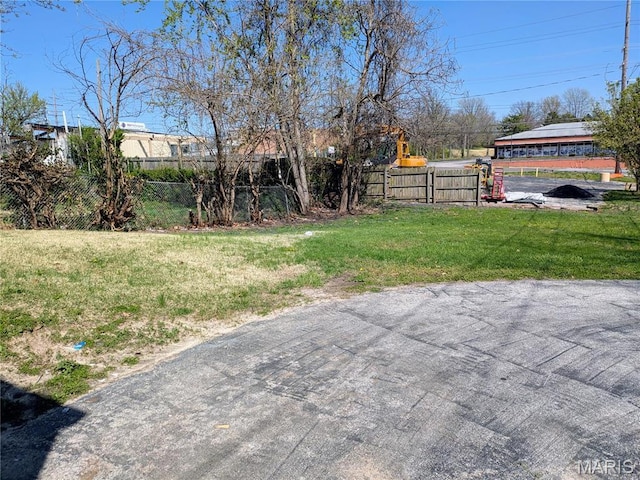 330 N Floridale Ave, Saint Louis, MO 63135 - view of yard featuring a gate