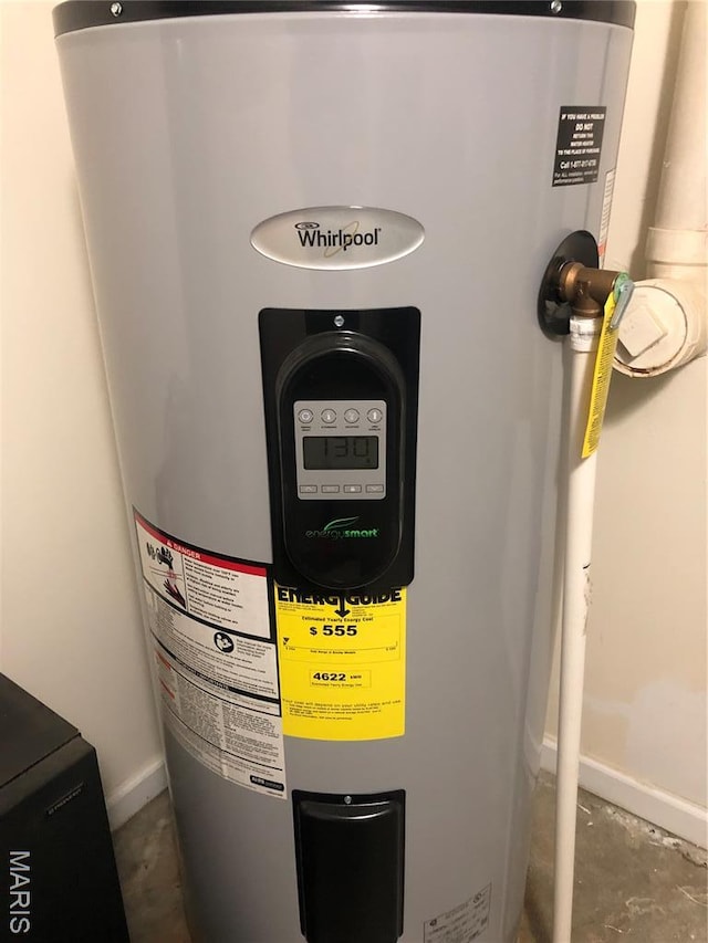 1653 Lakeshore Dr, Cuba, MO 65453 - utility room with electric water heater