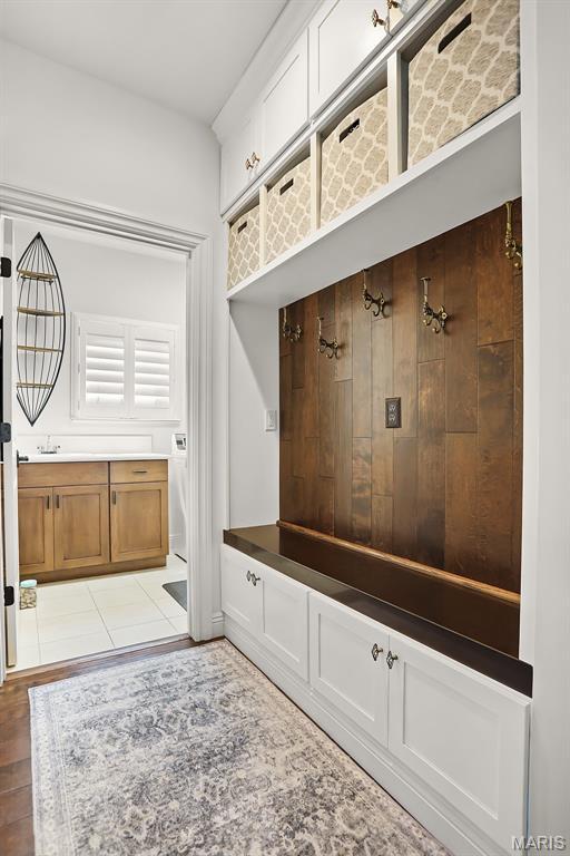 1420 Randle St, Edwardsville, IL 62025 - mudroom featuring a sink