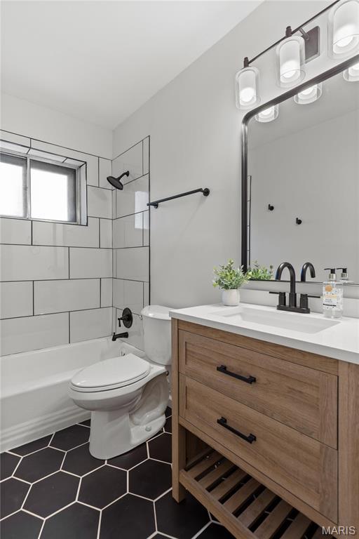 4410 Robbins Mill Rd, Florissant, MO 63034 - full bathroom featuring toilet, vanity, and washtub / shower combination