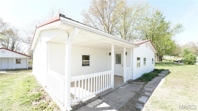 view of front of property featuring a front yard and an attached carport
