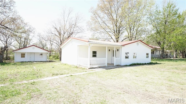 view of front facade featuring covered porch and a front yard