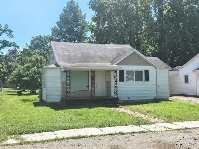 828 W Elk St, Dexter, MO 63841 - view of front of property with a front yard, roof with shingles, and a porch