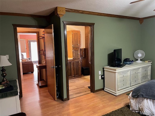 10303 Woodberry Rd, Potosi, MO 63664 - bedroom featuring crown molding, light wood-style flooring, ensuite bath, and a textured ceiling