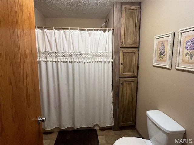 10303 Woodberry Rd, Potosi, MO 63664 - bathroom featuring toilet, a textured ceiling, and a shower with curtain
