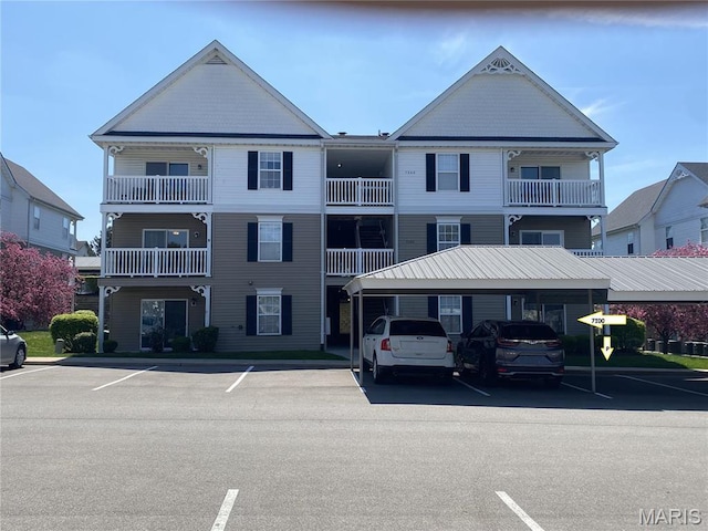 view of front facade featuring uncovered parking