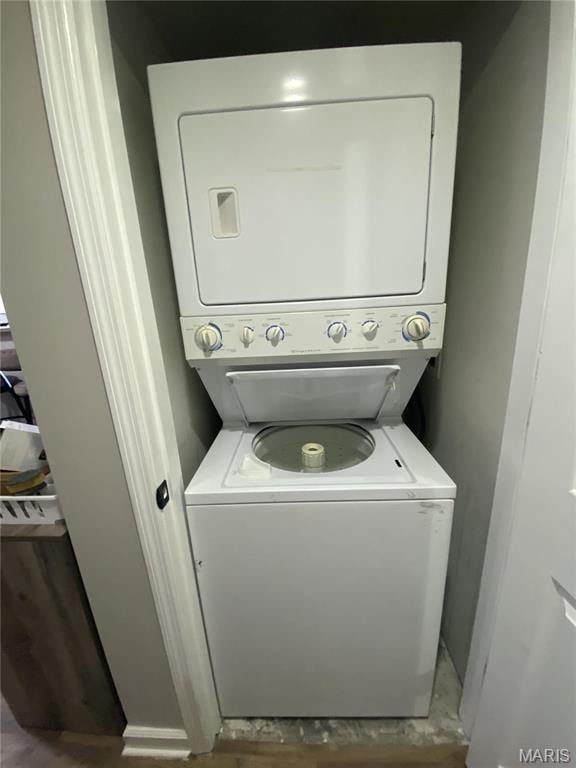 washroom featuring estacked washer and dryer