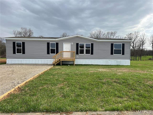 manufactured / mobile home with a front lawn