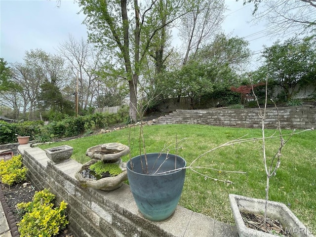 view of yard featuring an outdoor fire pit