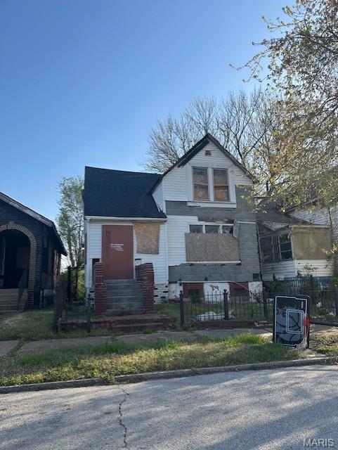 4877 Carter Ave, Saint Louis, MO 63115 - view of front of house with fence