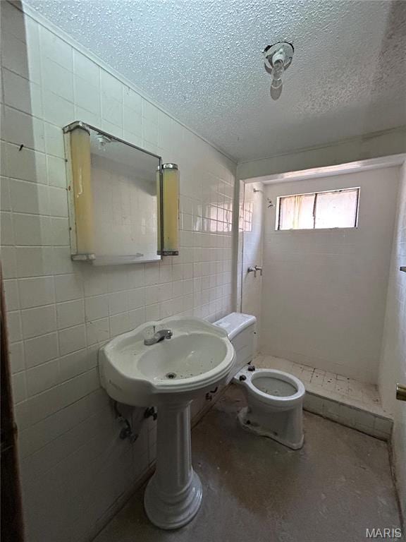 3757 Itaska St, Saint Louis, MO 63116 - bathroom with tile walls, a textured ceiling, a shower stall, and toilet