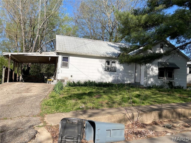 617 N 3rd St, Piedmont, MO 63957 - view of side of home with a carport, a yard, and driveway
