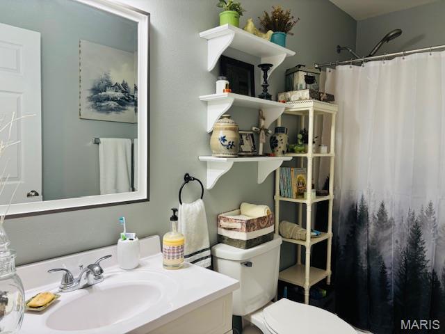 9 Mcleod St Unit A, Cuba, MO 65453 - full bath featuring toilet, a shower with curtain, and vanity