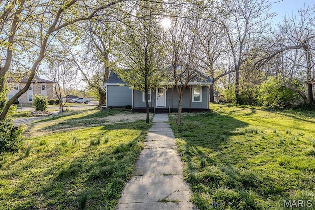 450 Michigan, Lebanon, MO 65536 - bungalow-style home with a front lawn