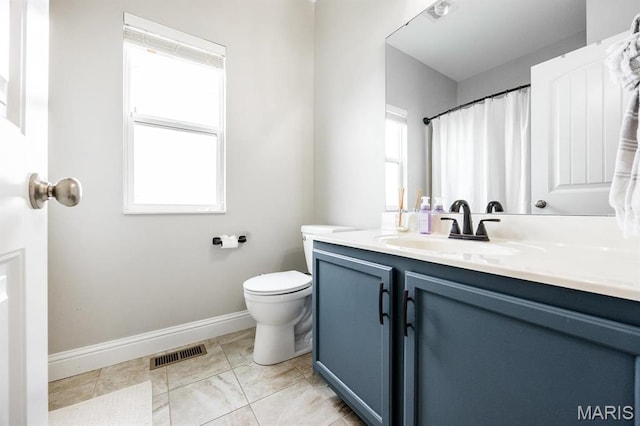 full bath with baseboards, toilet, vanity, and a shower with shower curtain