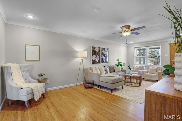 living room featuring light wood-style flooring, baseboards, a ceiling fan, and recessed lighting