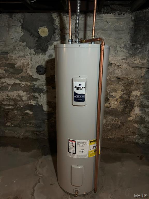 4519 Flora Ave, Saint Louis, MO 63110 - utility room featuring electric water heater