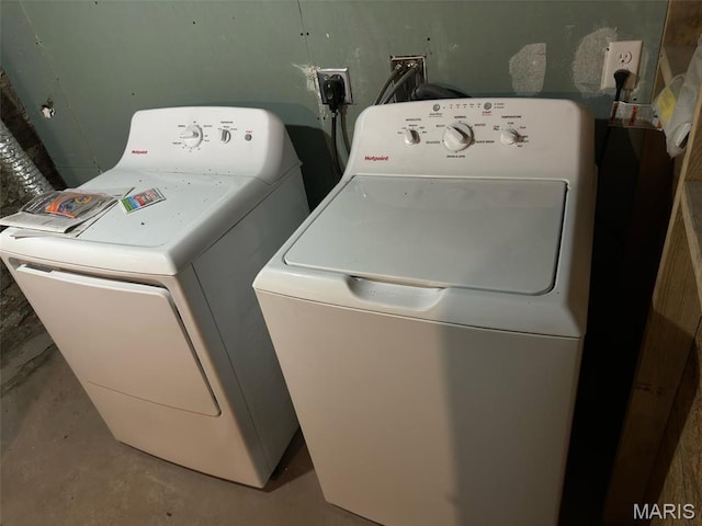 4519 Flora Ave, Saint Louis, MO 63110 - clothes washing area with washer and clothes dryer