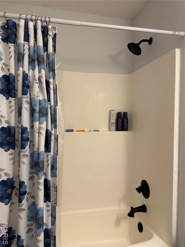 404 Crystal Ln, Rosebud, MO 63091 - bathroom featuring shower / tub combo with curtain