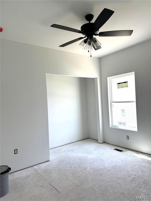 unfurnished room with ceiling fan