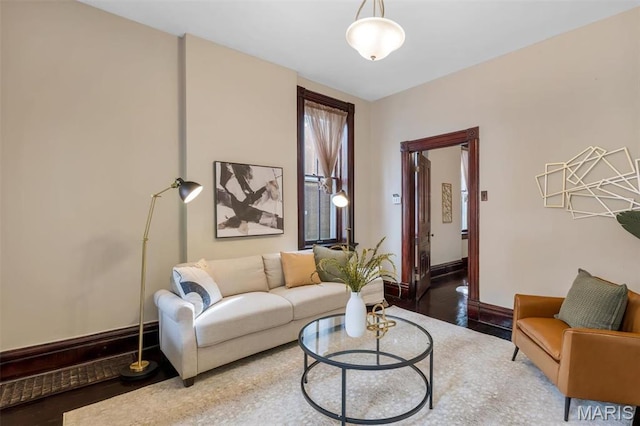 2811 Pennsylvania Ave, Saint Louis, MO 63118 - living area with wood finished floors and baseboards