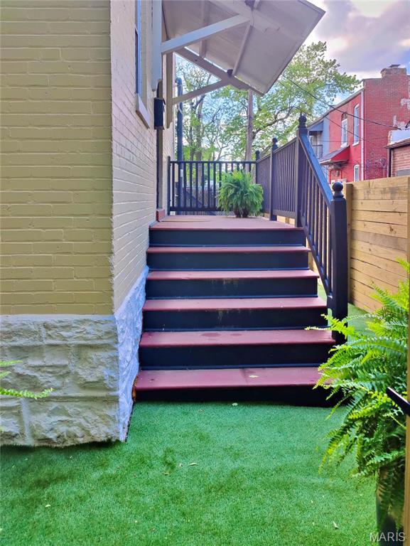 2811 Pennsylvania Ave, Saint Louis, MO 63118 - view of stairs