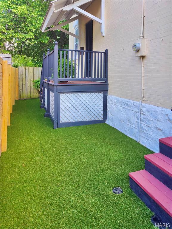 2811 Pennsylvania Ave, Saint Louis, MO 63118 - view of yard with fence