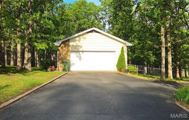 1402 Liberty Dr, Rolla, MO 65401 - detached garage featuring fence