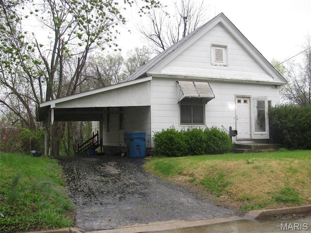 509 Lampert St, Alton, IL 62002 - view of front facade featuring a carport, driveway, and a front yard