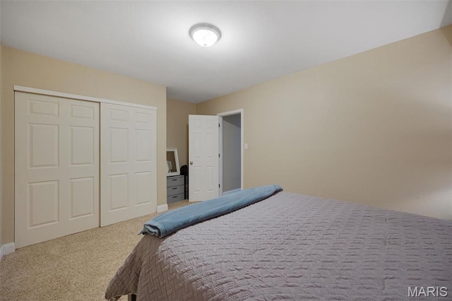 bedroom featuring carpet flooring and a closet