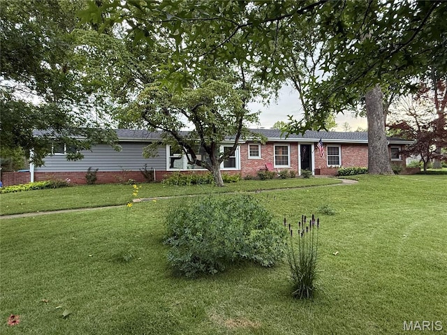 10074 Briarwood Dr, Ladue, MO 63124 - ranch-style home with a front lawn