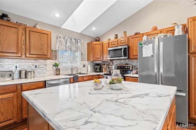 790 Isabella Ct, Farmington, MO 63640 - kitchen with stainless steel appliances, a sink, vaulted ceiling, backsplash, and a kitchen island