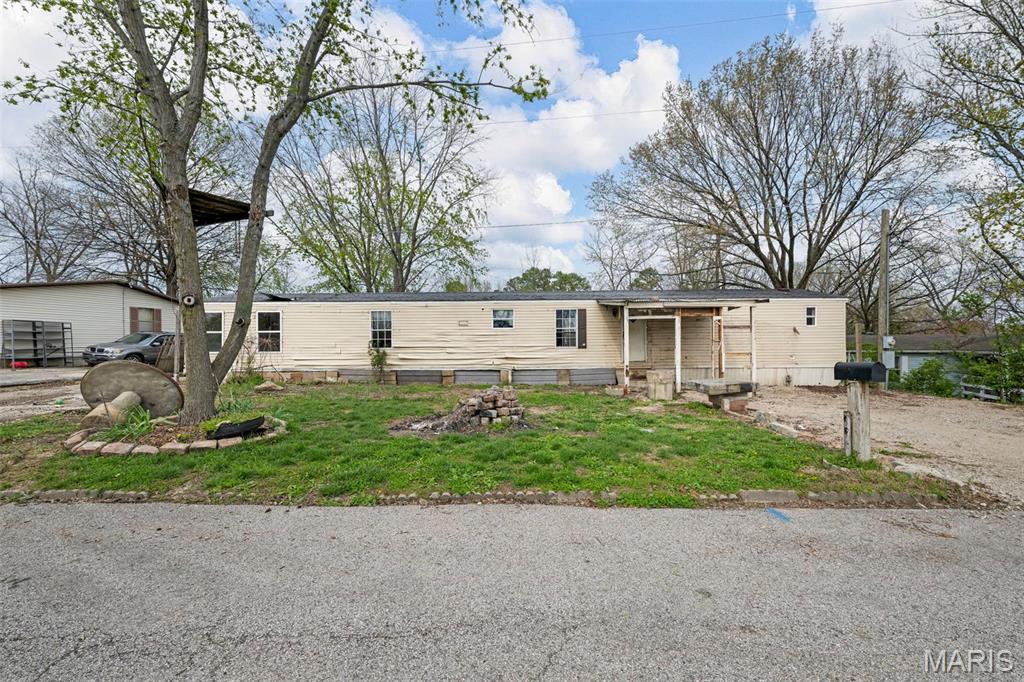 manufactured / mobile home featuring a front lawn