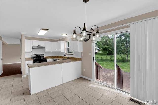 7 Park City Ct, Ofallon, MO 63368 - kitchen featuring range with gas cooktop, a sink, under cabinet range hood, white cabinets, and a peninsula
