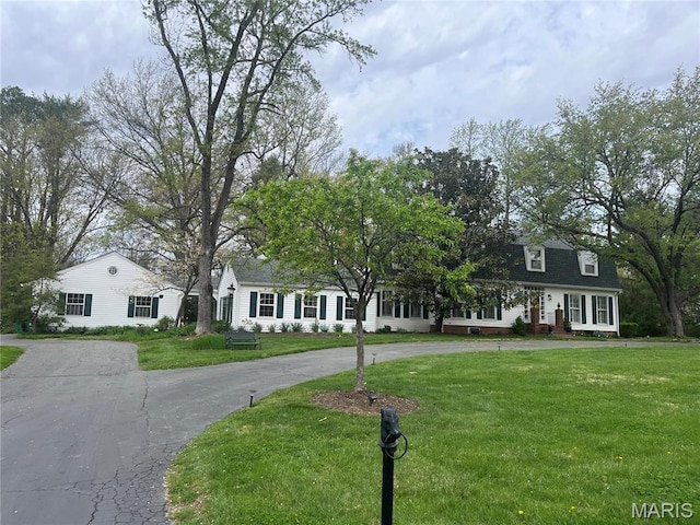 1843 Manor Hill Rd, Saint Louis, MO 63131 - view of front facade with curved driveway and a front yard