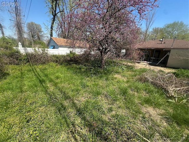 11947 Bridgevale Ave, Saint Louis, MO 63138 - view of yard with fence
