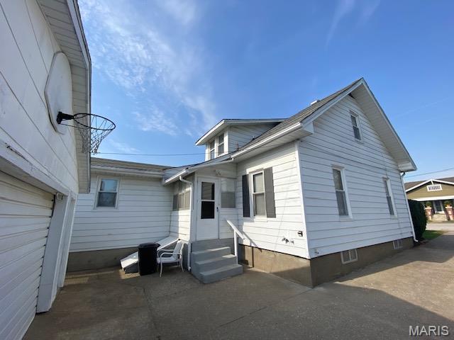 view of front facade featuring entry steps