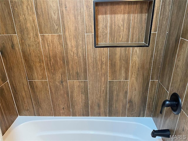 5811 Dewey Ave, Saint Louis, MO 63116 - bathroom view of tub / shower combination