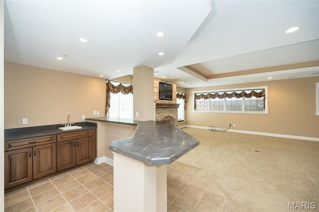 kitchen with open floor plan, a peninsula, plenty of natural light, baseboards, and recessed lighting
