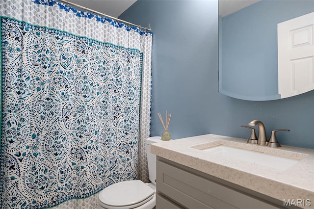 full bath featuring toilet, vanity, and a shower with shower curtain