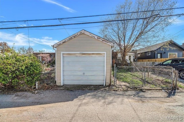 4021 Winnebago St, Saint Louis, MO 63116 - detached garage featuring fence