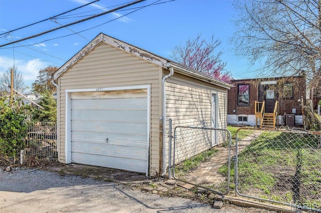 4021 Winnebago St, Saint Louis, MO 63116 - detached garage with fence