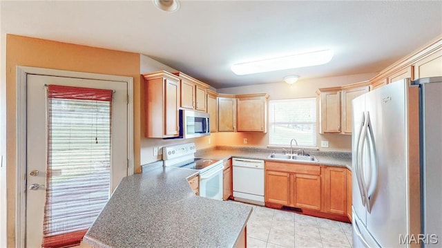 142 Oregon Ln, Kimberling City, MO 65686 - kitchen with stainless steel appliances, a sink, a peninsula, light tile patterned floors, and light countertops