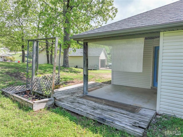 142 Oregon Ln, Kimberling City, MO 65686 - deck featuring a lawn