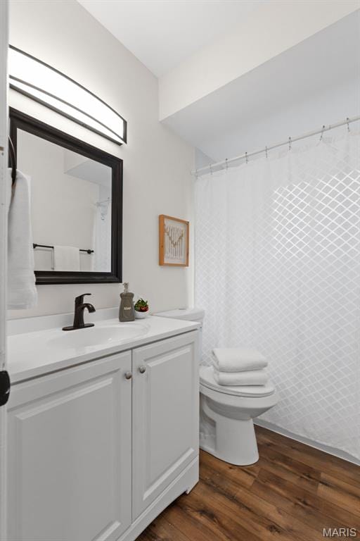 full bath featuring wood finished floors, vanity, toilet, and a shower with curtain